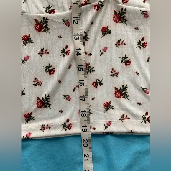 NWT Crop top with cute flowers size Medium - Picture 5 of 10